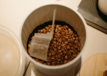 Menyimpan Kopi - pexels/Jonathan Borba