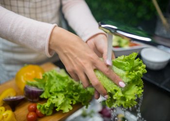 Mencuci Sayuran - pexels/ produksi kampus