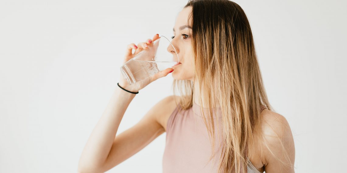 Minum Air Putih - pexels/https://kaboompics.com/