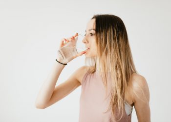 Minum Air Putih - pexels/https://kaboompics.com/