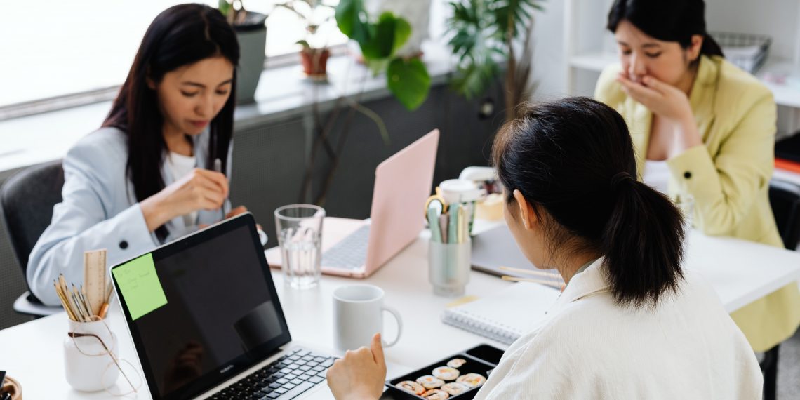 Pegawai Sedang Bekerja Sambil Makan - pexels/https://kaboompics.com/