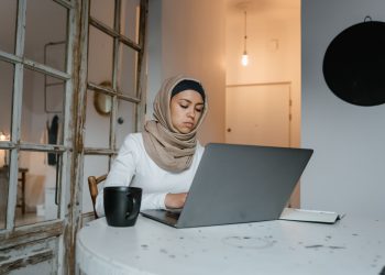 Ilustrasi Sedang Bekerja - pexels/Produksi Mart