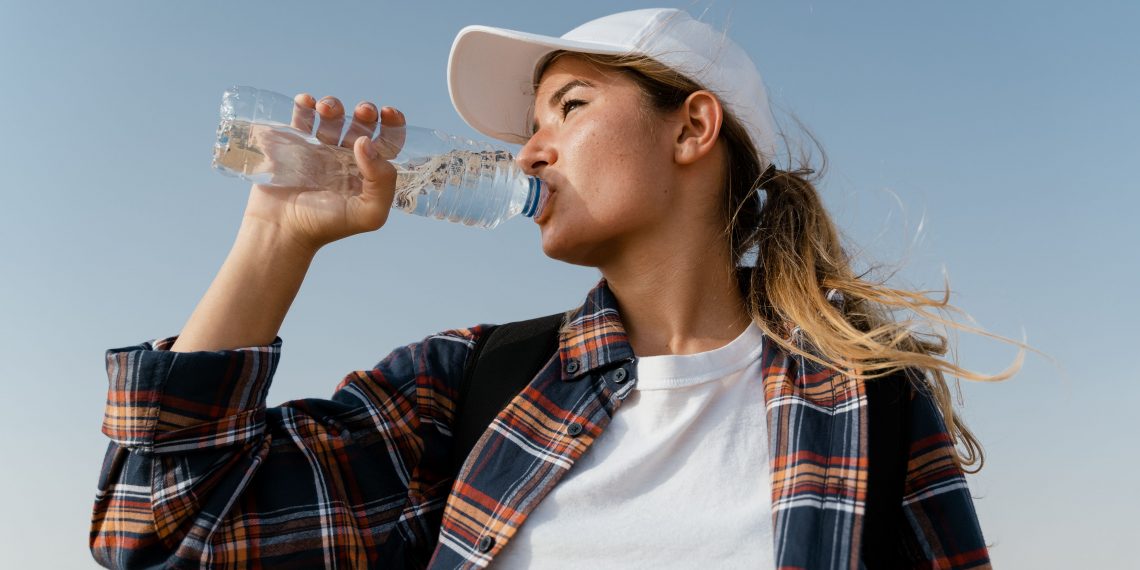 Minum Air Kemasan - pexels/ Mart Production