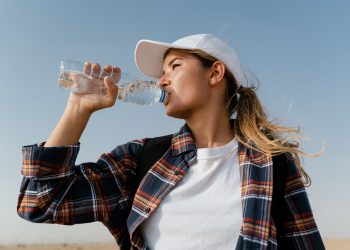 Minum Air Kemasan - pexels/ Mart Production