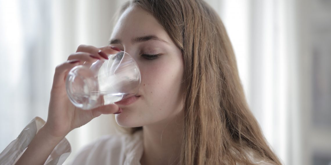 Ilustasi Minum Air Putih - pexels/Andrea Piacquadio