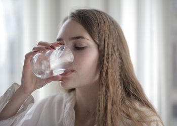 Ilustasi Minum Air Putih - pexels/Andrea Piacquadio