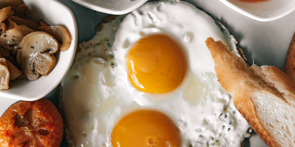 Makan Telur - pexels/ROMAN ODINTSOV