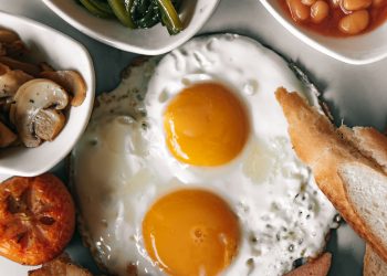 Makan Telur - pexels/ROMAN ODINTSOV