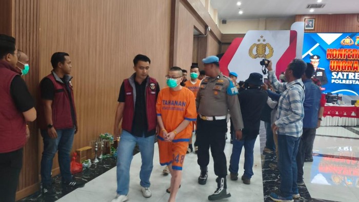 Polisi Bongkar Modus 3 WNA China Rekrut Warga Sidoarjo untuk Scamming
