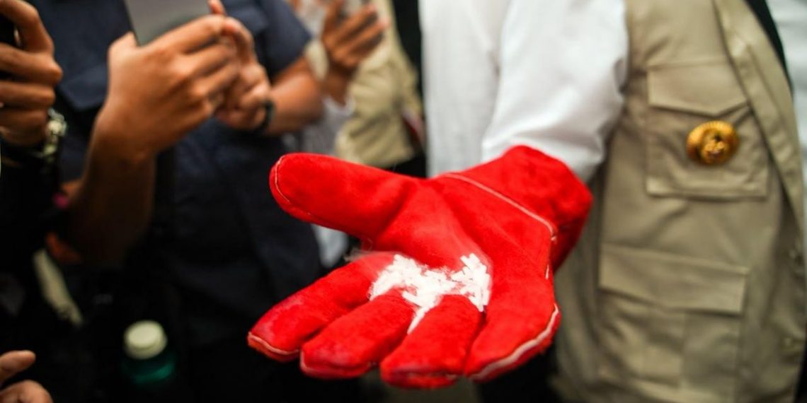 BNPB Uji Cara Tak Biasa Redakan Kabut Asap, 1,6 Ton Dry Ice Disebar