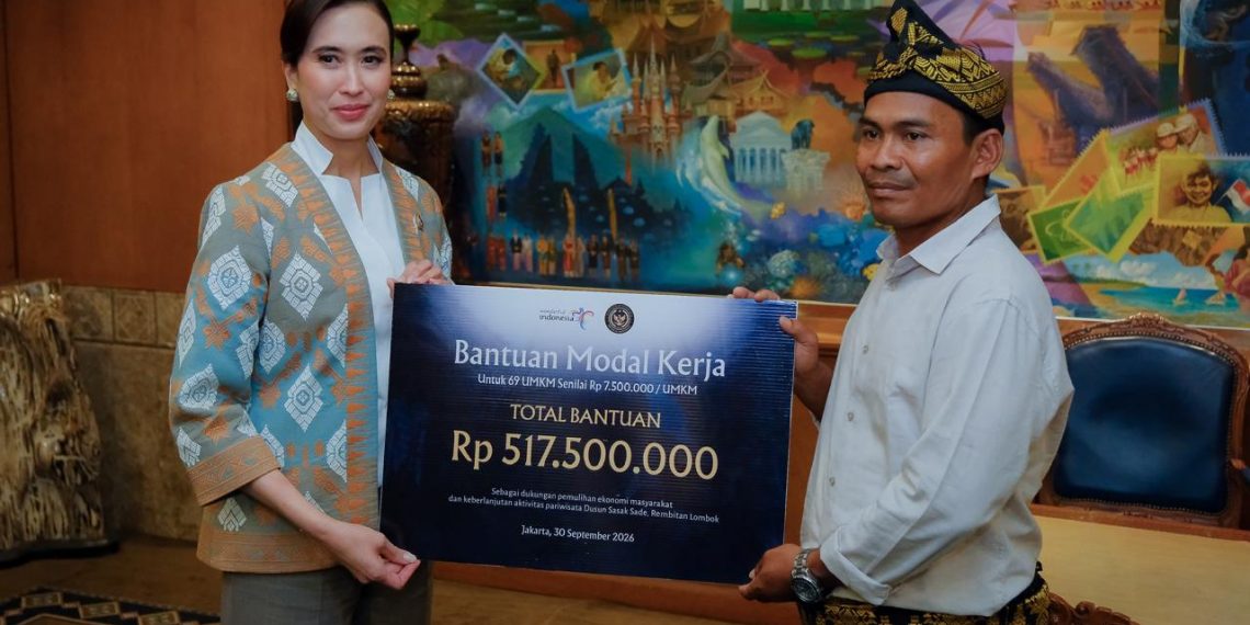 Salurkan Bantuan Pemulihan Usaha, Upaya Kemenpar Dorong Ekonomi Sade Kembali Bergerak
