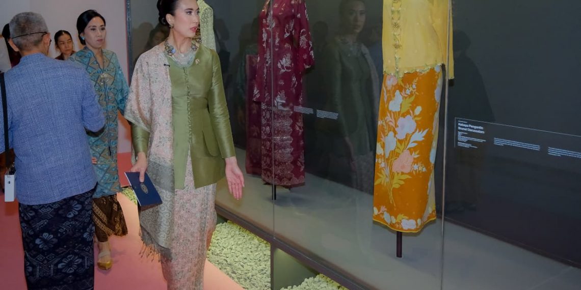 Menteri Pariwisata Widiyanti Putri Wardhana Melihat Koleksi Wastra dan Kebaya dari 10 Negara Asia Tenggara dipamerkan di Museum Nasional (Dok: Kemenpar)