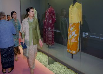 Menteri Pariwisata Widiyanti Putri Wardhana Melihat Koleksi Wastra dan Kebaya dari 10 Negara Asia Tenggara dipamerkan di Museum Nasional (Dok: Kemenpar)