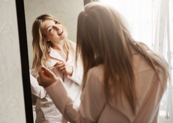Kepribadian narsistik bukan sekadar suka selfie atau pamer pencapaian. Kenali ciri-ciri, faktor yang berperan, dan cara menjaga batasan dalam hubungan.