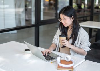Kebiasaan judi online, top up game, dan self reward bisa mengganggu keuangan Gen Z. Simak penyebab dan cara mengatur uang agar lebih sehat.