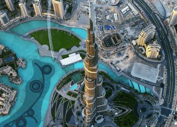 Fondasi Burj Khalifa dirancang khusus untuk menghadapi tanah Dubai yang lemah, tekanan bangunan, dan risiko korosi. Ini teknologi di balik kekokohannya.