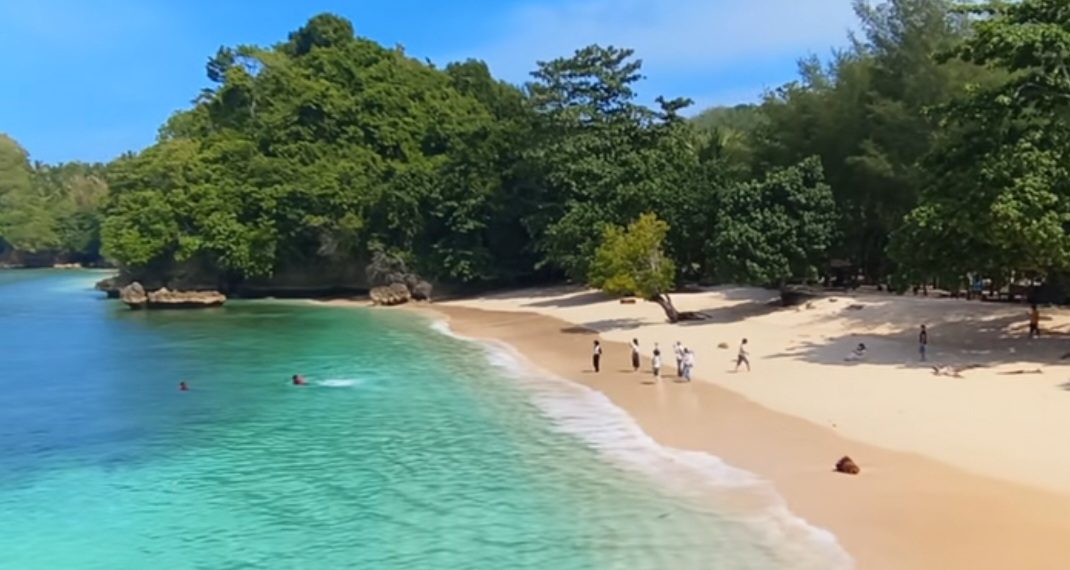 Pantai Tiga Warna Malang, Laut Cantik yang Wajib Dijaga