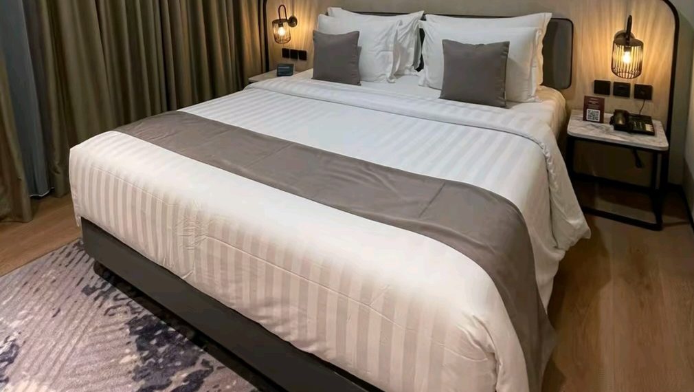 Kok Hotel Jarang Sediakan Guling? Ternyata Ini Alasannya