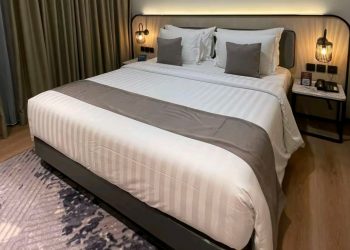 Kok Hotel Jarang Sediakan Guling? Ternyata Ini Alasannya
