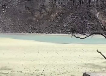 Kemarau Berkepanjangan Bikin Danau Kawah Putih Ciwidey Mengering