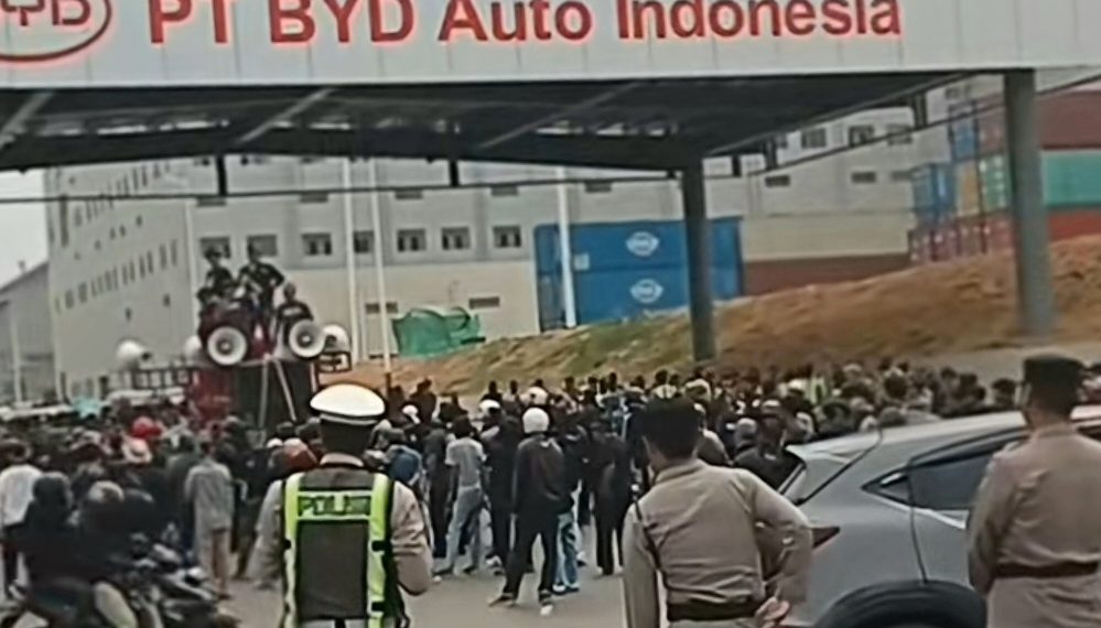 Massa Ormas Kembali Geruduk Kawasan Pabrik BYD Subang