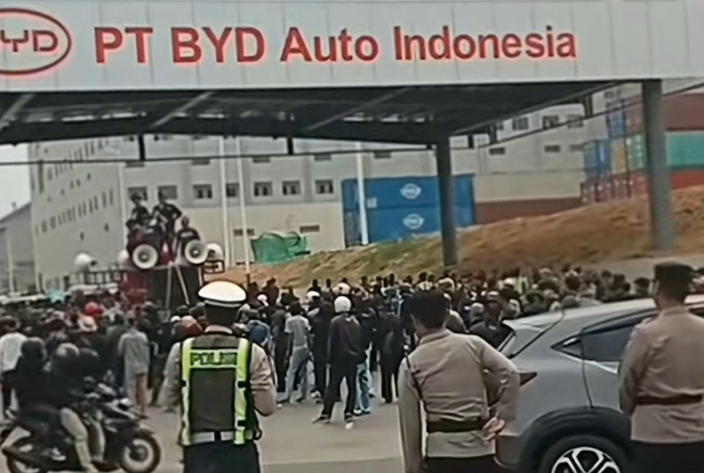 Massa Ormas Kembali Geruduk Kawasan Pabrik BYD Subang