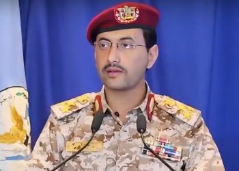 Houthi mengklaim menyerang fasilitas Aramco di Riyadh dan Khurais dengan rudal serta drone hingga memicu kebakaran.