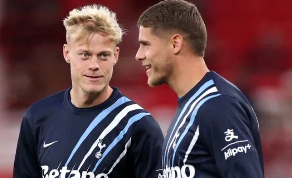 Tottenham mendapat kabar positif terkait kondisi Micky van de Ven dan Jan Paul van Hecke jelang menghadapi Manchester United.