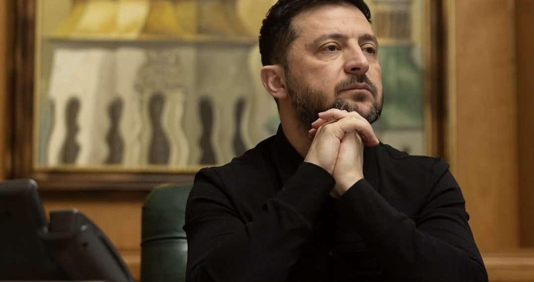Volodymyr Zelensky mengkritik sikap AS setelah serangan Rusia menewaskan puluhan orang di Ukraina dan mendesak dukungan pertahanan udara serta akses Starlink.