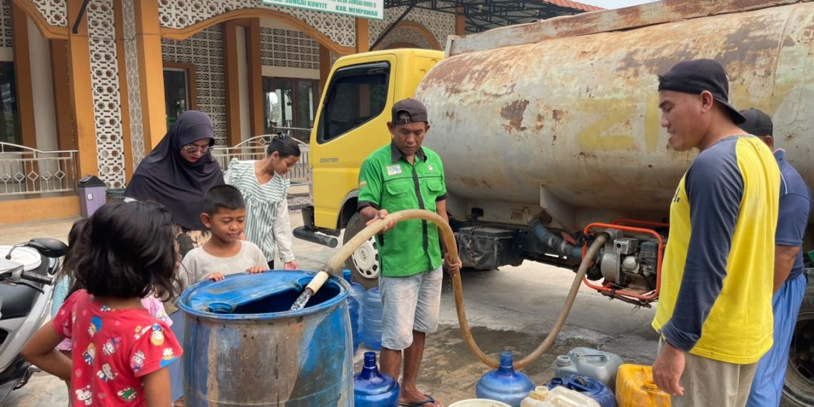 PT Pelindo Sinergi Lokaseva menyalurkan 94.000 liter air bersih, masker, oksigen set, obat-obatan, dan konsumsi bagi relawan terdampak karhutla di Mempawah.