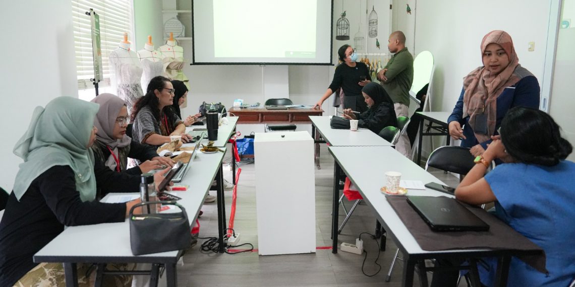 PT Pelindo Sinergi Lokaseva membekali enam UMK fashion binaan melalui FASH-UP LOCAL untuk memperkuat desain, inovasi produk, dan identitas merek.