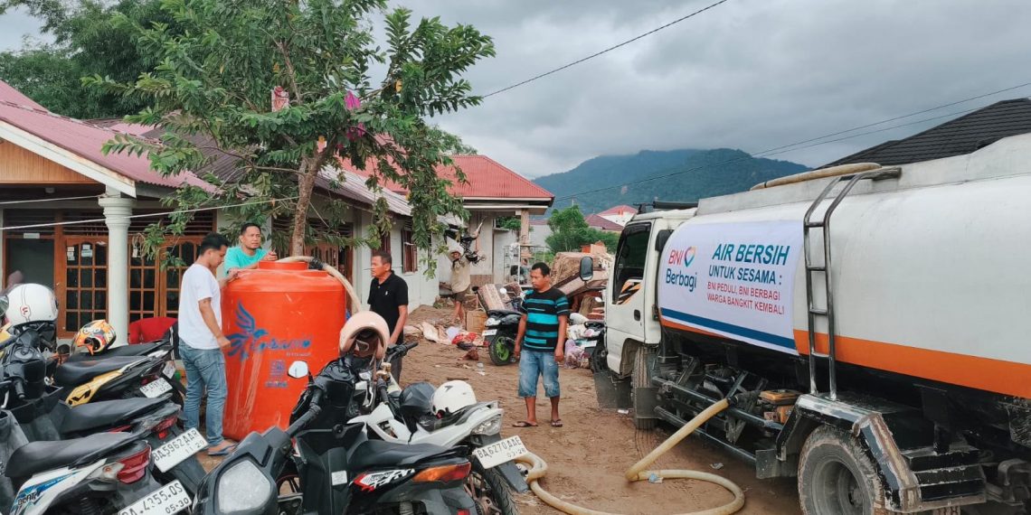BNI menyalurkan bantuan logistik, 400 bungkus nasi, dan 8.000 liter air bersih bagi warga terdampak banjir di Kota Padang, Sumatera Barat.