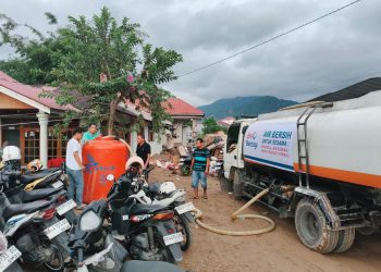 BNI menyalurkan bantuan logistik, 400 bungkus nasi, dan 8.000 liter air bersih bagi warga terdampak banjir di Kota Padang, Sumatera Barat.