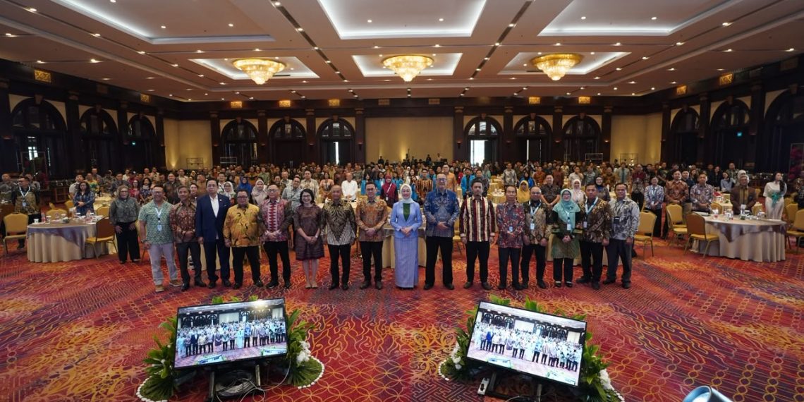 PT Kliring Berjangka Indonesia meraih tiga penghargaan pada 2026, seiring pertumbuhan volume transaksi berjangka yang dikliringkan sebesar 109,4% secara tahunan.