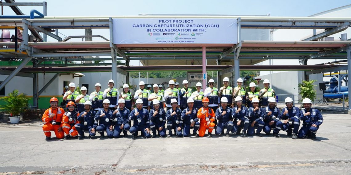 Petrokimia Gresik mengembangkan teknologi CCU untuk menangkap CO₂ dan mengolahnya menjadi soda ash, dengan efisiensi penangkapan hingga 97,79%.