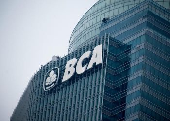 OJK merespons isu Haji Isam akan mengakuisisi BCA. Manajemen BCA membantah kabar tersebut dan menegaskan struktur kepemilikan saham tetap berlaku.