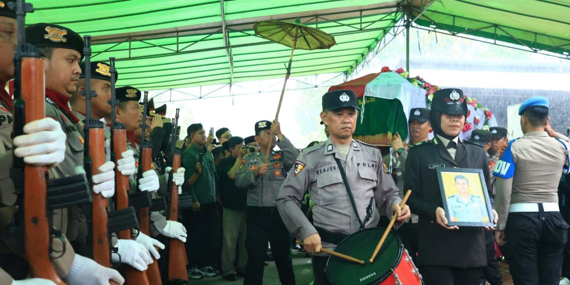 ASABRI menyerahkan santunan lebih dari Rp500 juta kepada keluarga Bripka Anumerta Arya Supena, termasuk beasiswa Rp60 juta untuk dua anaknya.