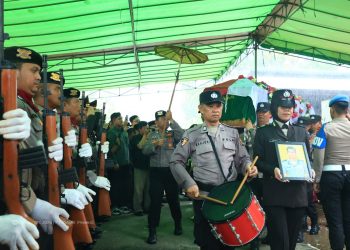 ASABRI menyerahkan santunan lebih dari Rp500 juta kepada keluarga Bripka Anumerta Arya Supena, termasuk beasiswa Rp60 juta untuk dua anaknya.