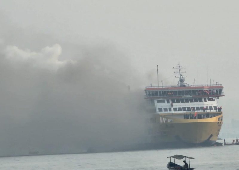 KMP Batumandi terbakar di Selat Sunda saat membawa 420 penumpang dan 89 kendaraan. Seluruh penumpang berhasil dievakuasi tanpa korban jiwa.