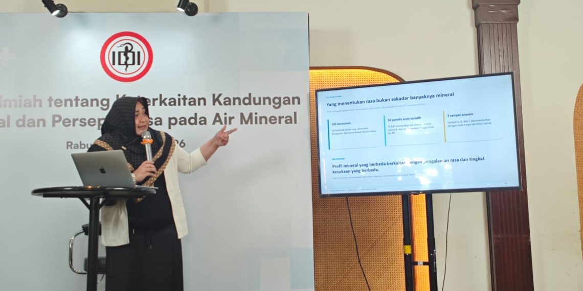 Principal Researcher dan Dosen Universitas Esa Unggul Dr. dr. Dien Kurtanty, M.K.M. saat menyampaikan hasil kajian tentang hubungan kandungan mineral dengan persepsi rasa pada air mineral di Jakarta, Selasa (21/10)