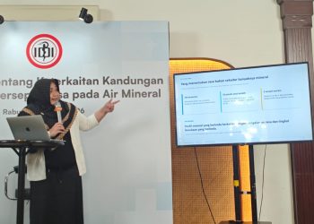 Principal Researcher dan Dosen Universitas Esa Unggul Dr. dr. Dien Kurtanty, M.K.M. saat menyampaikan hasil kajian tentang hubungan kandungan mineral dengan persepsi rasa pada air mineral di Jakarta, Selasa (21/10)