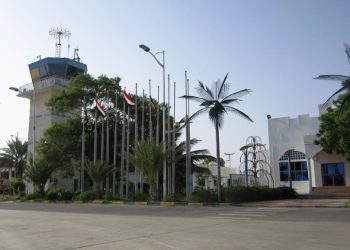 Militer Yaman menuduh kelompok Houthi menyerang Bandara Internasional Aden dan Bandara Al-Rayyan di Mukalla menggunakan rudal balistik.