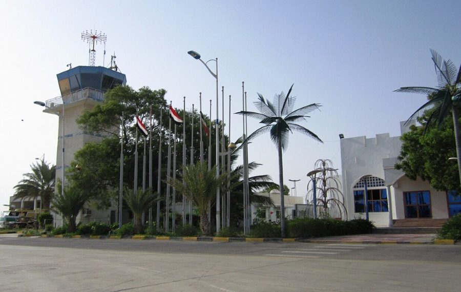 Militer Yaman menuduh kelompok Houthi menyerang Bandara Internasional Aden dan Bandara Al-Rayyan di Mukalla menggunakan rudal balistik.