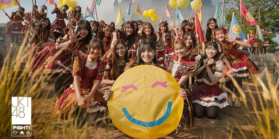 JKT48 resmi merilis video musik Ayo Senyumlah dengan memadukan budaya Jepang, motif kain Nusantara, dan enam lagu daerah Indonesia.