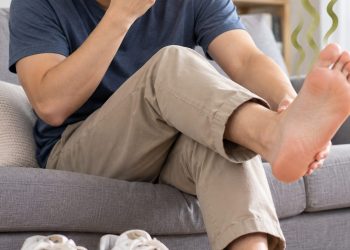 Kaki Bau Bisa Dipicu Banyak Faktor, Begini Cara Mengatasinya