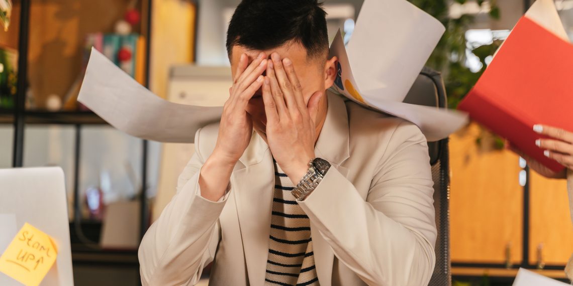 Seseorang yang Stres Karena Pekerjaan di Kantor - pexels/Produksi ANTONI SHKRABA