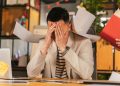 Seseorang yang Stres Karena Pekerjaan di Kantor - pexels/Produksi ANTONI SHKRABA
