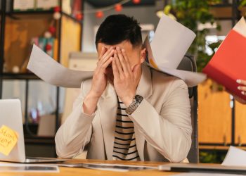 Seseorang yang Stres Karena Pekerjaan di Kantor - pexels/Produksi ANTONI SHKRABA