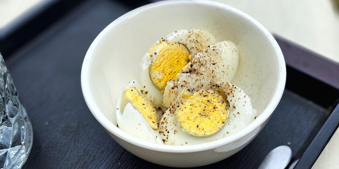 Makan Telur - pexels/Muhammad Khawar Nazir