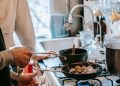 Memasak - pexels/Gary Barnes